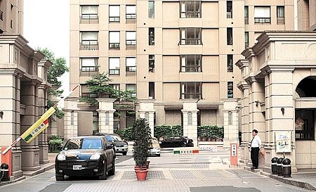 
　瓏山林公司銷售「瓏山林長堤」等3建案時，買賣契約共同使用面積灌入900多坪車道，遭公平會開罰3700萬元罰鍰。圖為位於新北市汐止區的瓏山林長堤社區。（本報資料照片）
 