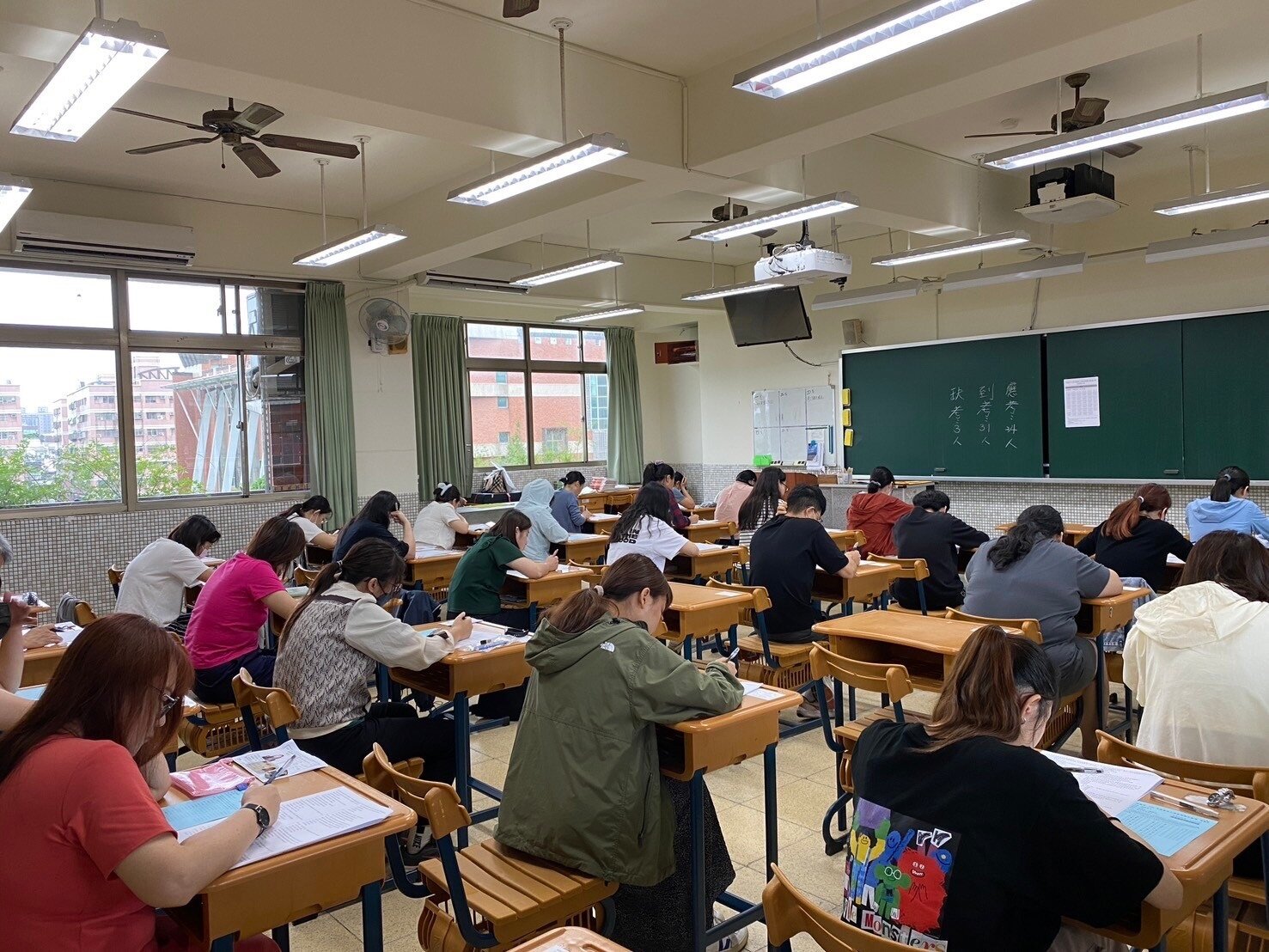 桃園市今年度國民小學教師聯合甄選自5月2日8時起至5月7日18時止受理網路報名。圖：教育局提供