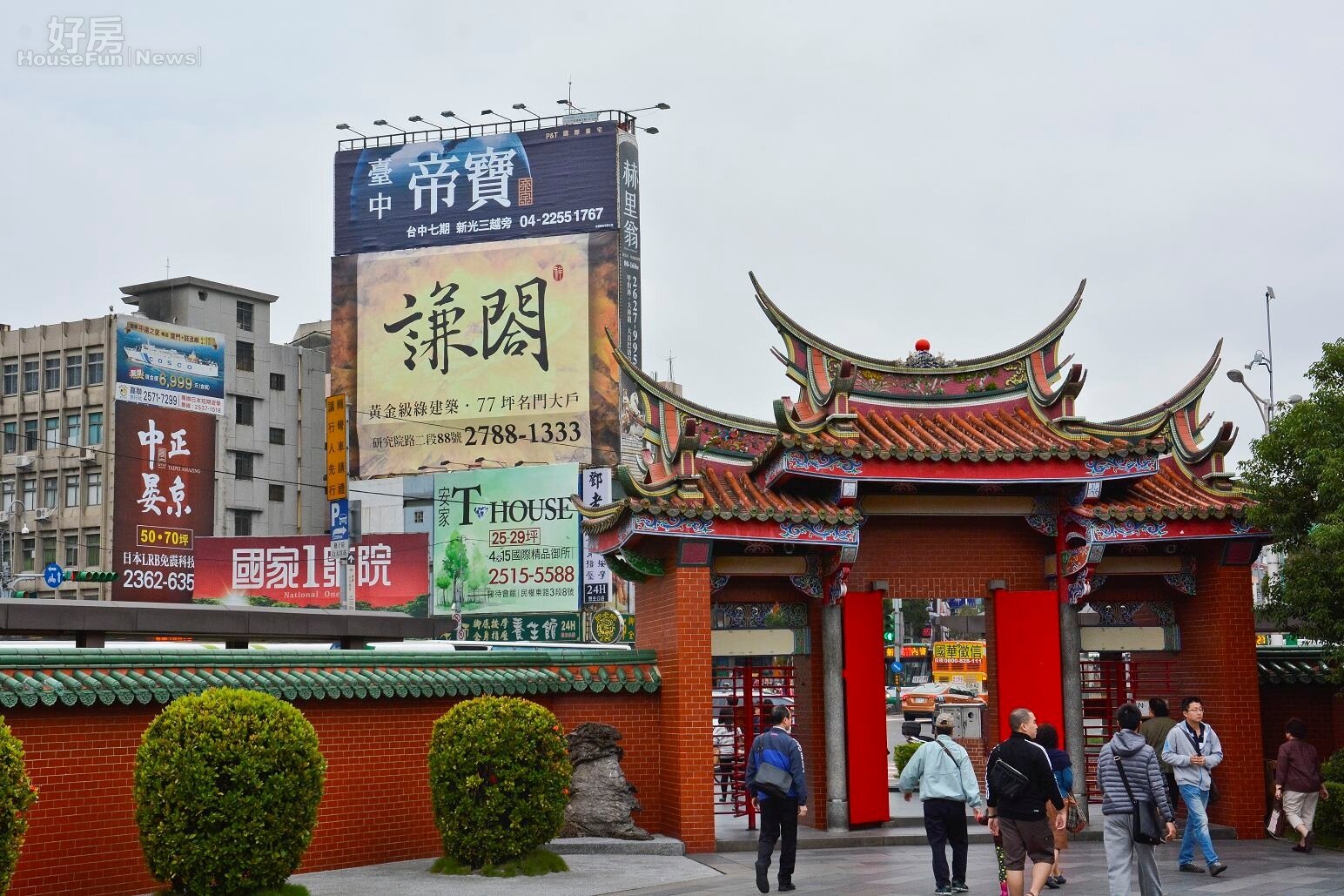 行天宮旁建案廣告帆布,由行天宮方向看出去,行天宮出入人潮。(好房News記者 陳韋帆/攝影)