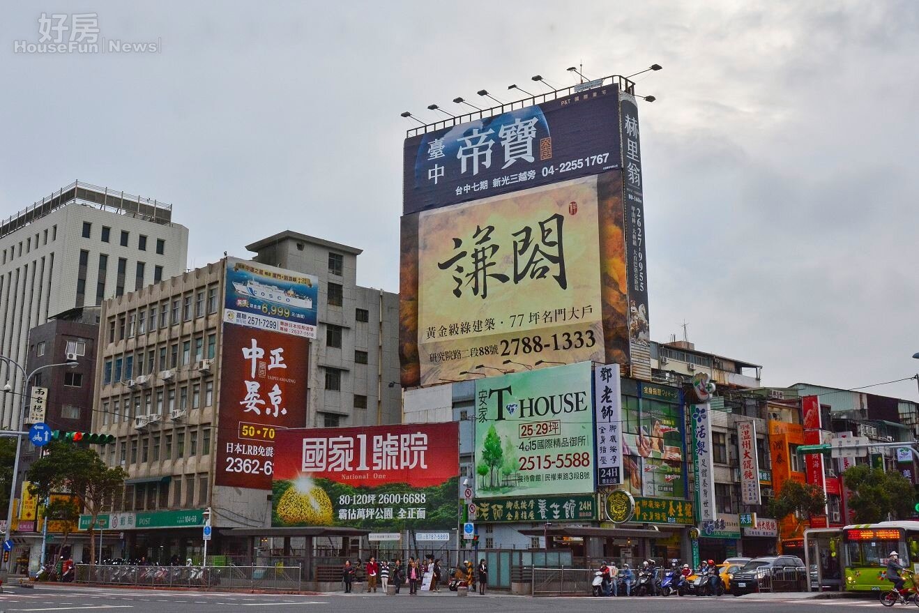行天宮旁建案廣告帆布。(好房News記者 陳韋帆/攝影)