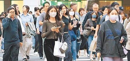 關稅戰衝擊,政府祭救市策略,卻有高達68%的上班族對政府沒信心。圖為下班人潮。(本報資料照片)