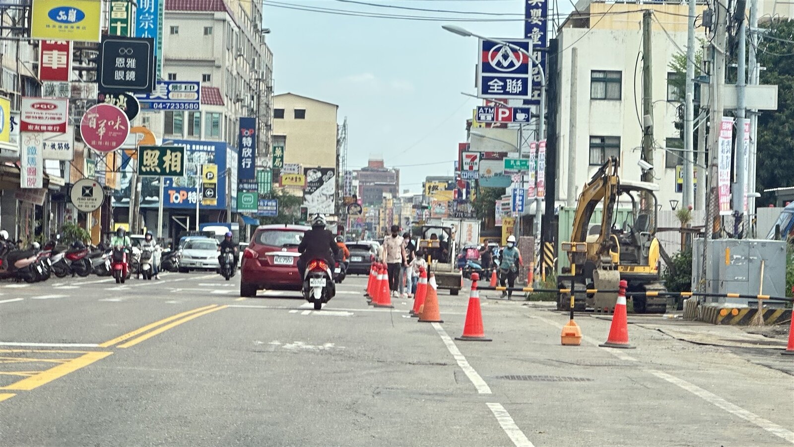 彰化市區道路近半年來,有多個管線單位同時開挖,引發民怨,預估預定5月2日起,即可進行路面舖設工程,還市容清新面目。記者劉明岩/攝影