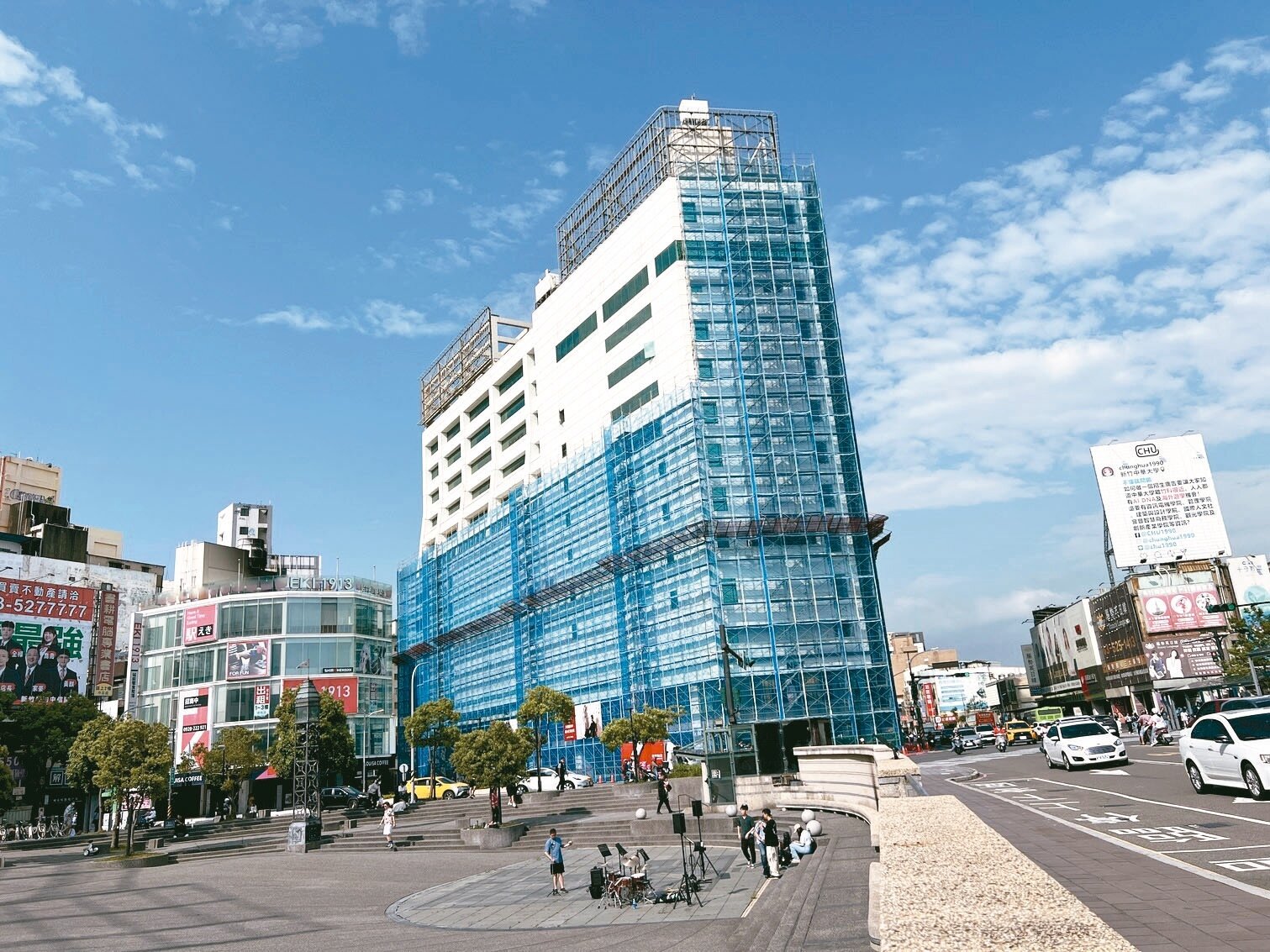 SOGO百貨曾是新竹市地標,現已歇業,目前外觀由房東新竹客運整修中,地方期待有新的百貨進駐。記者黃羿馨/攝影