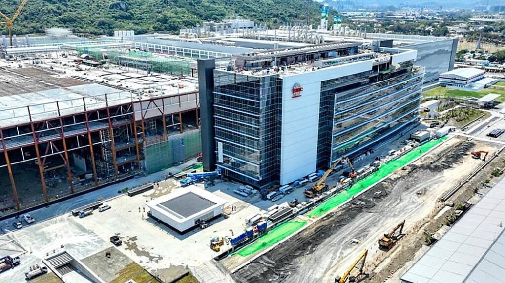 為擴大台積電在南台灣投資擴廠的腹地,中央和地方政府將在高雄騰籠換鳥,相中金屬中心位址,將挪出楠梓4公頃占地,規劃供高雄P1到P5廠發展。圖為興建中的台積電楠梓園區廠房。圖/台積電提供