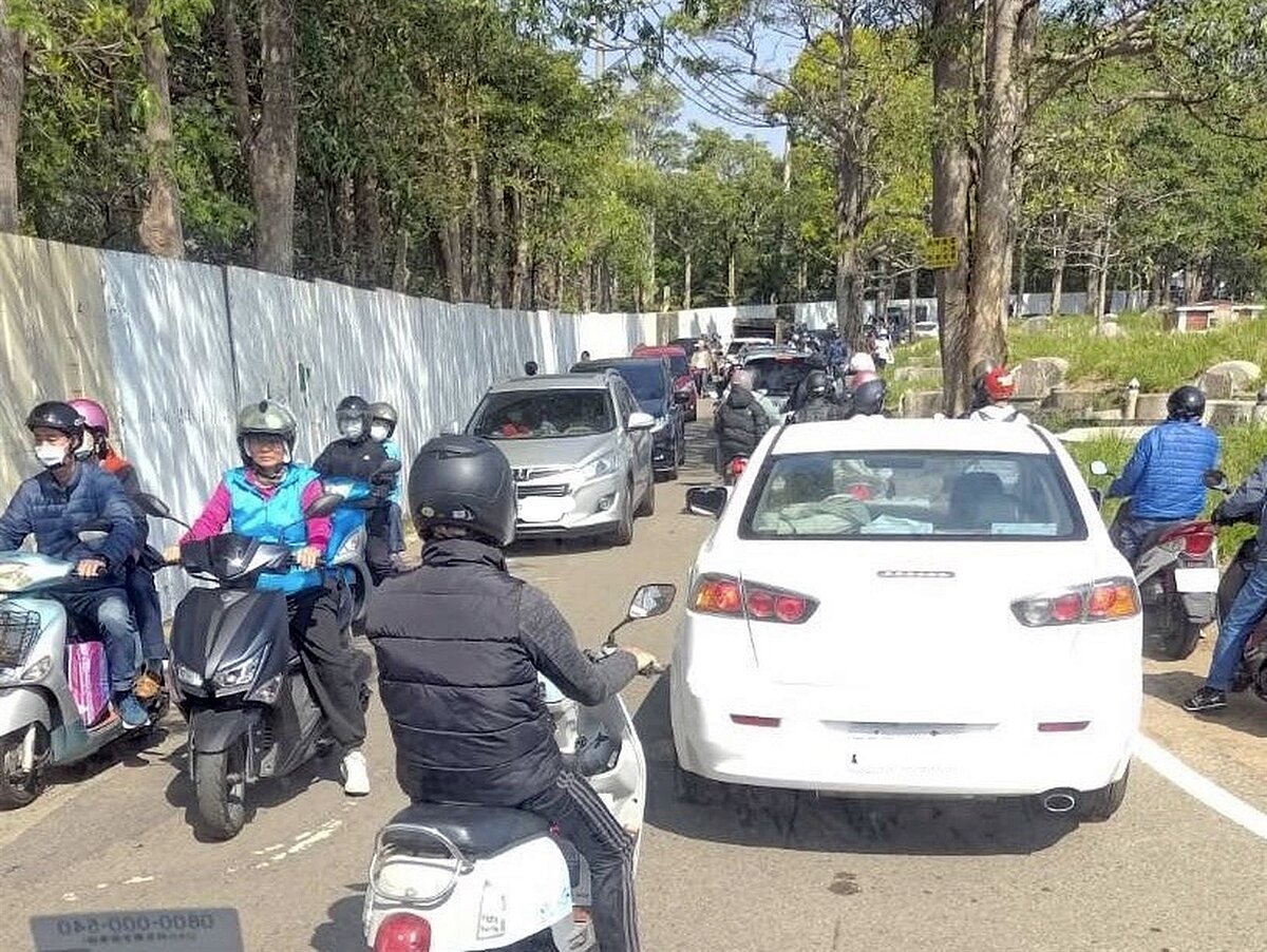 台中烏日第九公墓聯外的成功西路每到清明大塞車，圖為今年的塞車情況。圖／吳瓊華提供