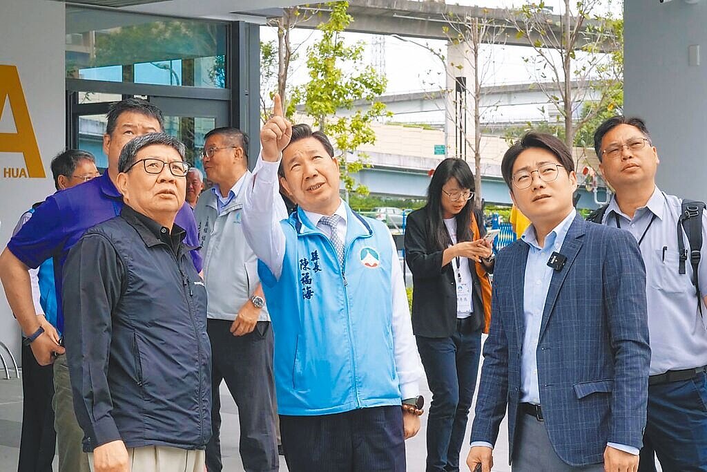 金門縣長陳福海（前排中）18日率團隊參訪國家住都中心與「萬華安居」統包工程成果，並爭取於西半島再興建百戶社宅，落實居住正義政策。圖／金門縣政府提供