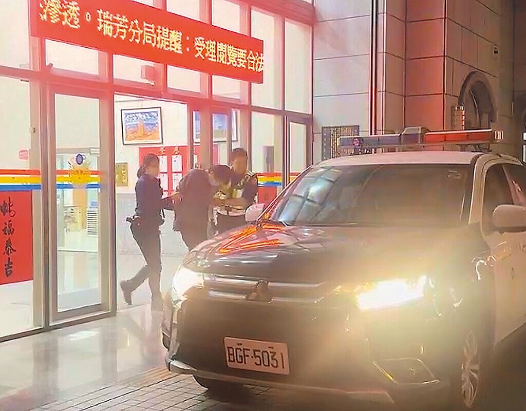 42歲簡男（中）因以磚頭砸向鄰居連男頭部，還用手指挖掉連男雙眼，被瑞芳分局依殺人未遂罪嫌移送基隆地檢署，複訊後12萬元交保。圖／民眾提供