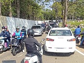 台中烏日第九公墓塞爆！機車過不了　議員爭取闢停車場