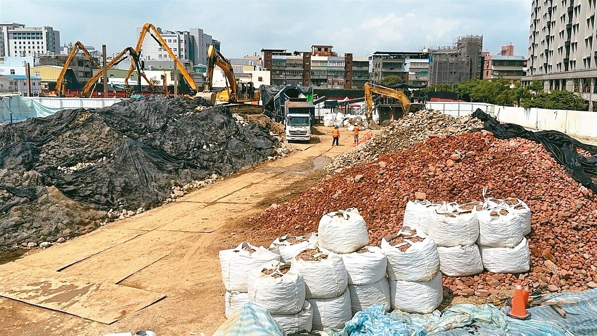 桃園市興安段社宅基地挖出大量營建廢棄物,去年10月開挖迄今,仍未清運完畢,已影響工程進度。圖/桃園市議員李宗豪提供