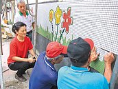 居民拼馬賽克　竹山黏上廟牆