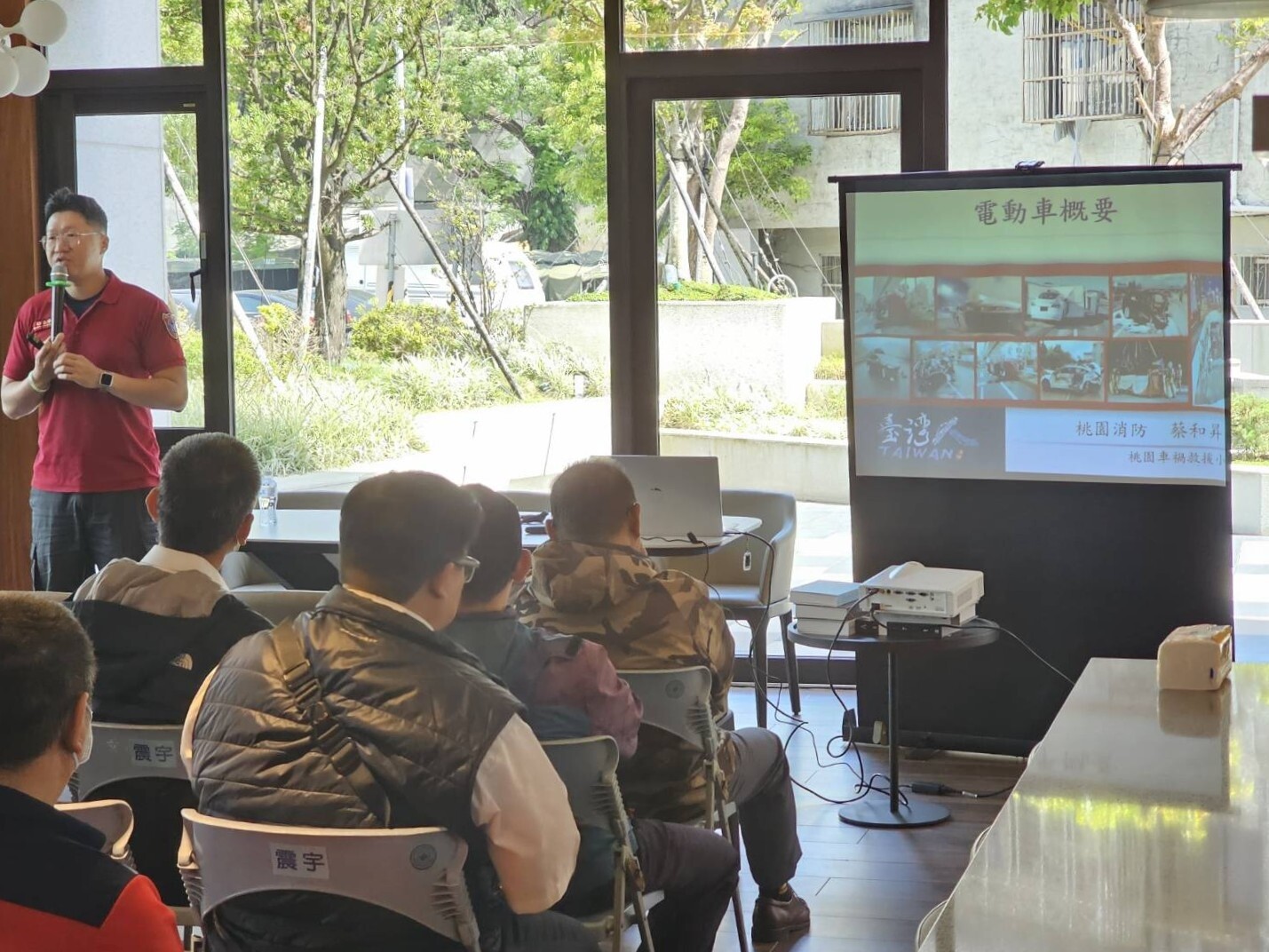 桃園市建築管理處與消防局4月16日到社區進行防災預防宣導,邀請社區物業管理公司參加,聚焦大樓防火、電動車火災應變。圖:建管處提供