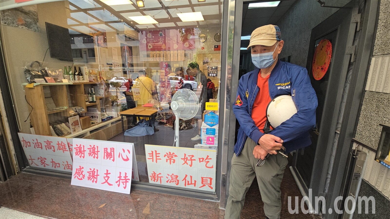 許多客人今天來到樋口先生的飯糰店購買飯糰並表達支持。記者王勇超／攝影 