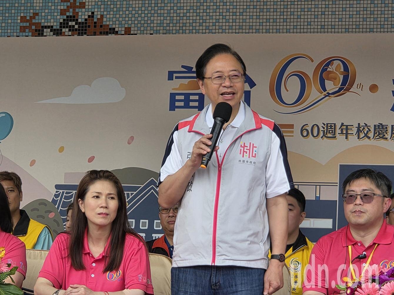 桃園市長張善政(中)在中壢富台國小60周年校慶,宣布遷建新校至附近都計變更啟動。記者曾增勳/攝影