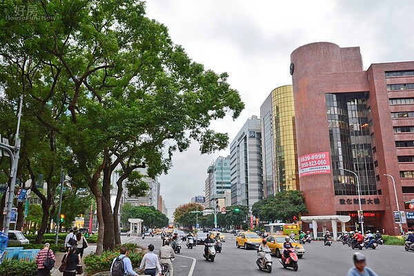 敦化民生路口街景,敦化北路與民生路口街景。(好房News記者 陳韋帆/攝影)