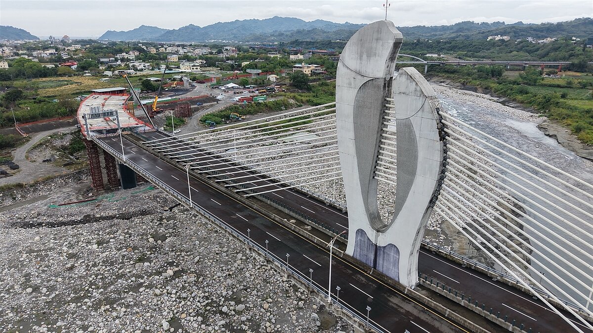 東豐快速道路鯉魚脊背橋斷橋處即將於4月底與新橋接合延續。圖／台中市建設局提供