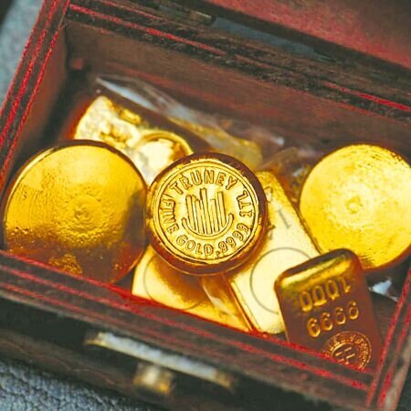 
受關稅戰影響，投資、避險需求激增，國際金價站上3300美元大關。專家表示，年底有機會挑戰3700美元。（本報資料照片）
