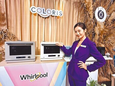 惠而浦推出「COLORIS 8合1變頻氣炸蒸烤微波爐」,有大地棕(左)和雲霧白共兩色,32L建議售價3萬1900元。(古明弘攝)