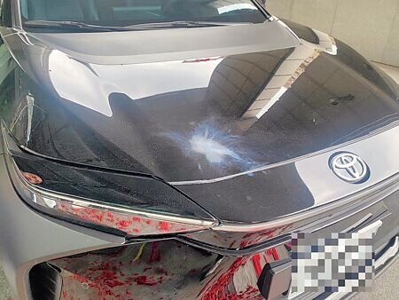 交通部大門20日下午3時遭不明女子放鞭炮,停在門旁的官員座車遭波及,引擎蓋上被炸出一片白色痕跡,所幸車上與門外沒人,無人受傷。(蔡明攝)