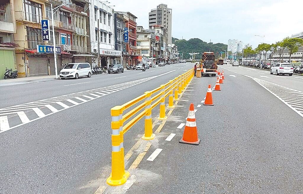 基隆市中山區中山一路常有行人或機車騎士任意穿越馬路，里長向議員宋瑋莉陳情後，市府迅速設置阻隔護欄，當地民眾認為早就該這麼做了。圖／摘自基隆市議員宋瑋莉臉書
