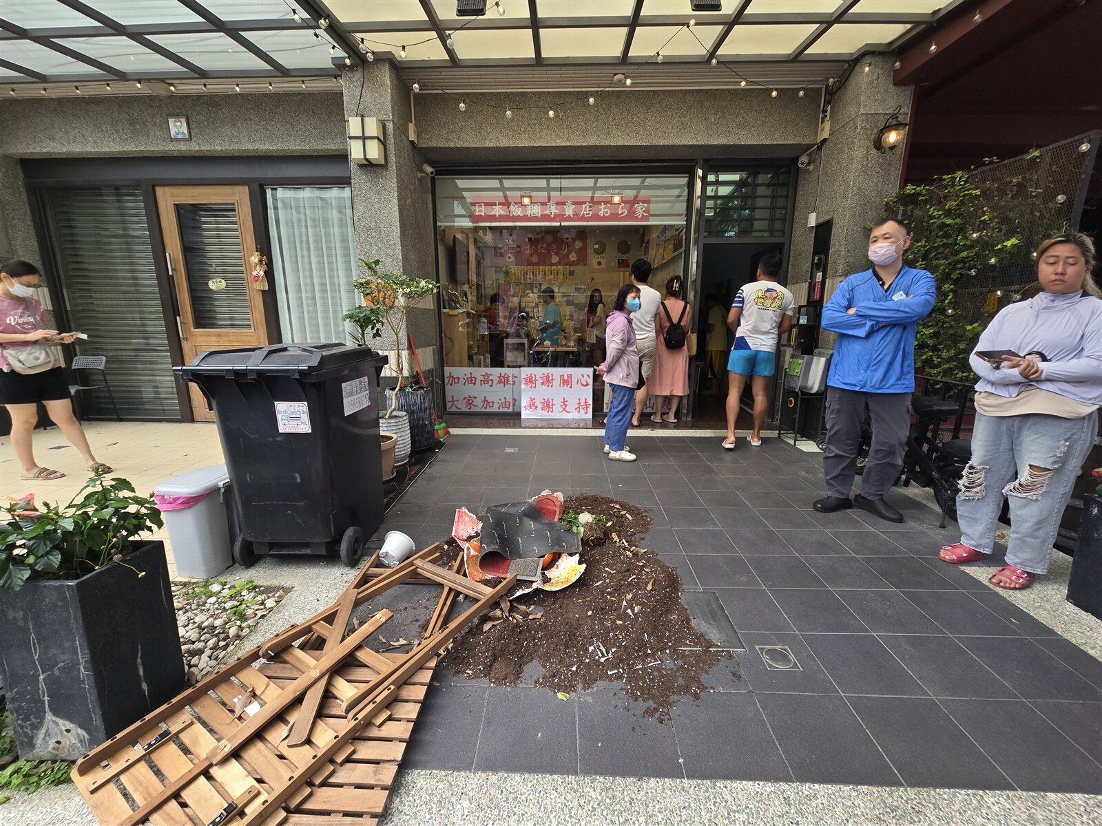 樋口飯糰店疑因生意太好,與房東發生房租調漲爭議,前天房東甚至還在店門口砸毀房東自己的花盆。記者王勇超/攝影