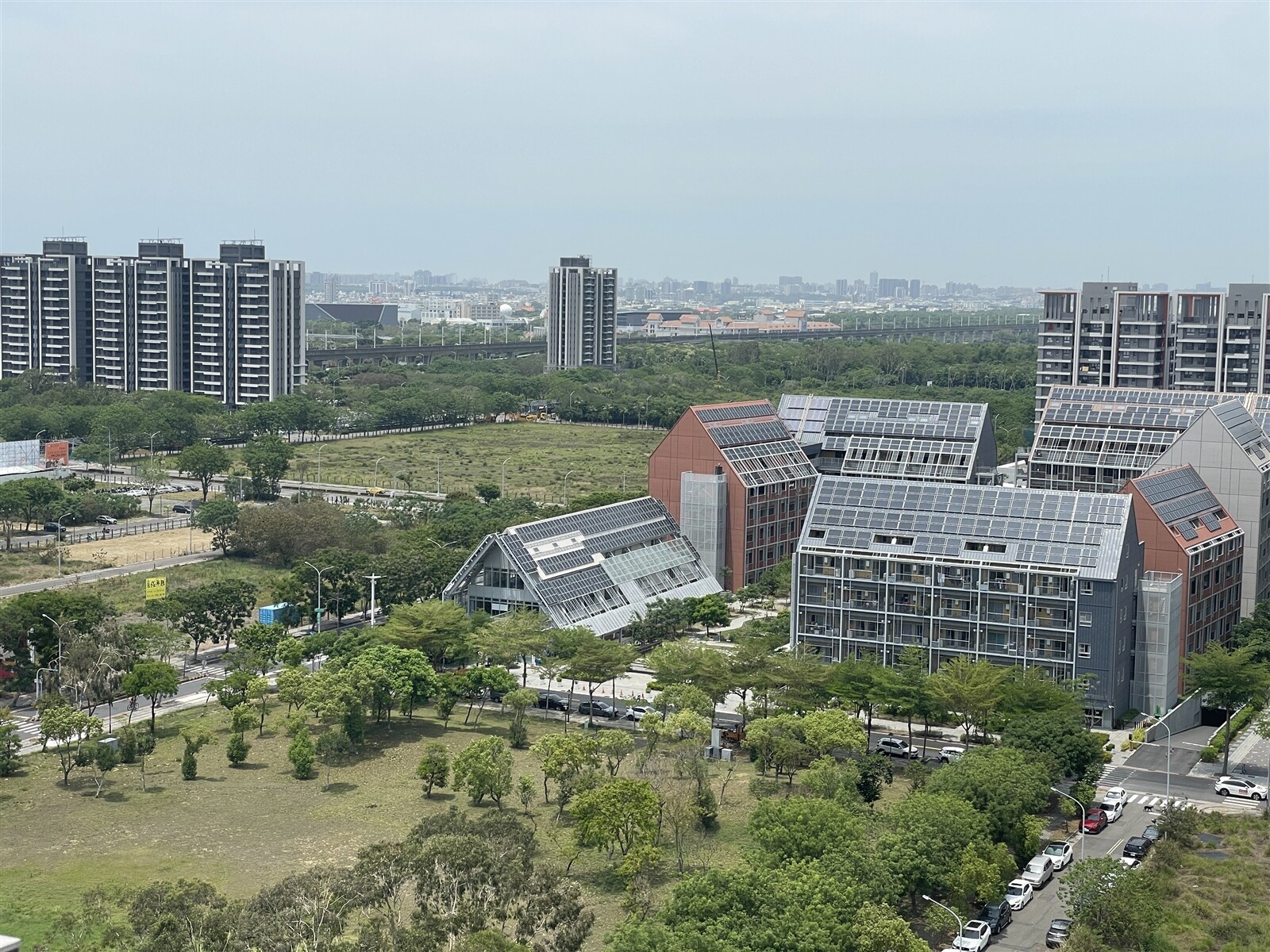 台南歸仁沙崙地區人口愈來愈多，居民近期發覺夜間有濃厚畜牧味，懷疑業者偷排汙。記者林伯驊／攝影 