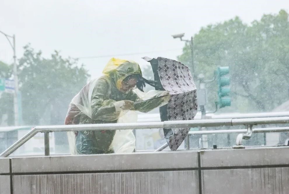 中央氣象署今年起,在颱風警報期間的縣市首長視訊連線會議上,將新增「颱風警報期間沿海地區風力預報」,作為地方政府停班停課參考數據。聯合報系資料照