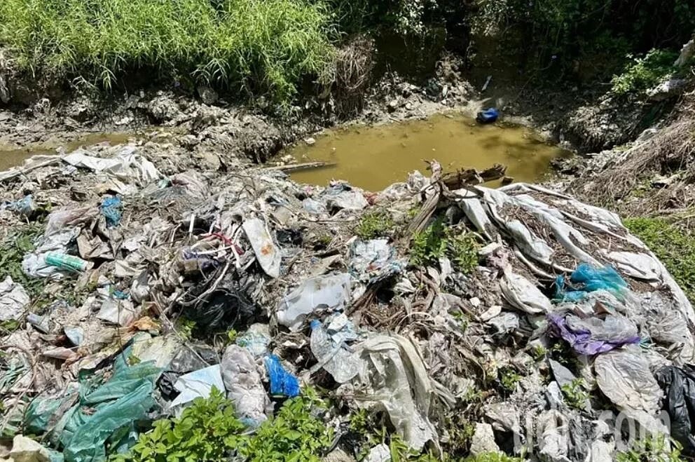 台南市東山服務區後方遭傾倒廢棄物多年,仍未清除完畢,因位於河川上游,汙染水質與環境。圖/台南社大提供 鄭惠仁