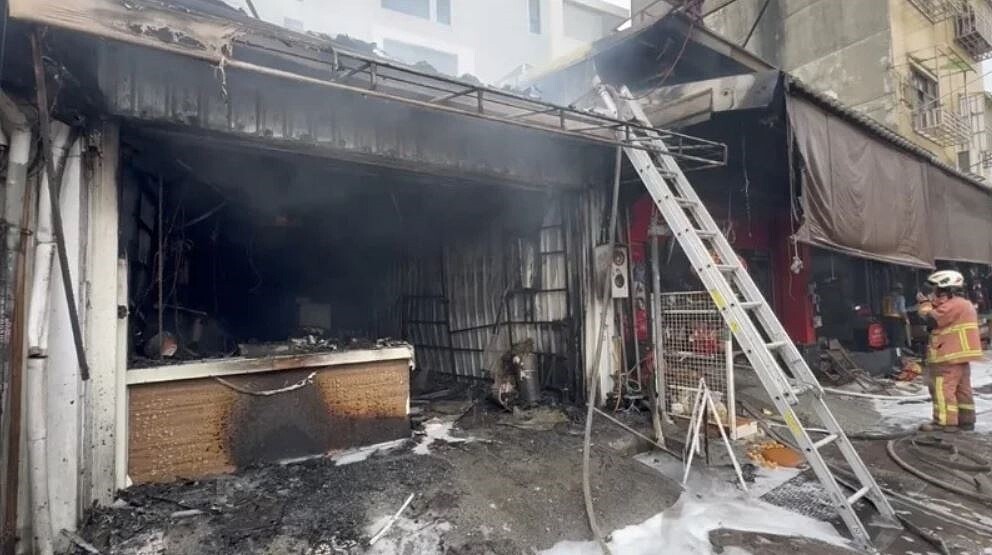 鹿港鎮民生路一幢新開烘焙店疑似1樓瓦斯爆炸，造成火警，造成1人灼傷送醫，火勢在4點撲滅，起火原因調查中。 圖／民眾提供
