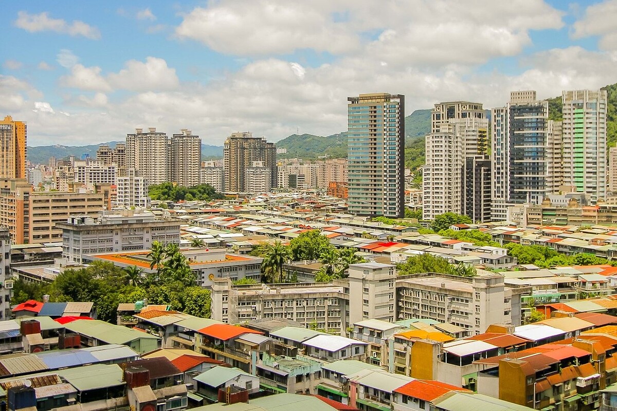 房屋稅2.0新制5月首次開徵 財政部突放寬:戶籍登記及申報期限至「這天」 永慶房產集團指出,2024年新北市新店區中古大樓的平均單價較預售屋低逾27萬元,位居新北市榜單第一。房市示意圖/永慶房產集團提供