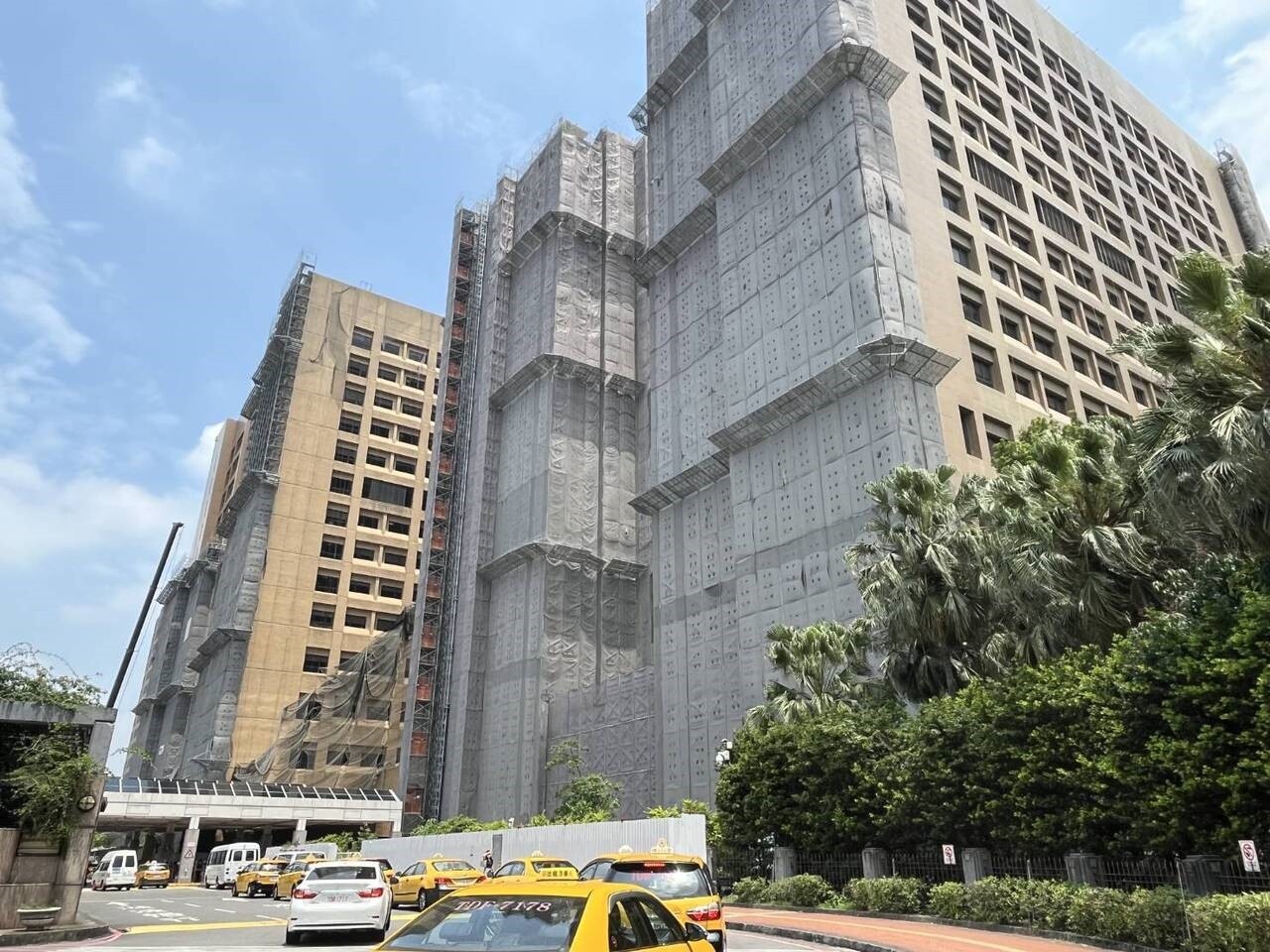 台北市中正區中山南路上的台大醫院外牆施工，今早8時許有鷹架倒塌。記者廖靜清／攝影 