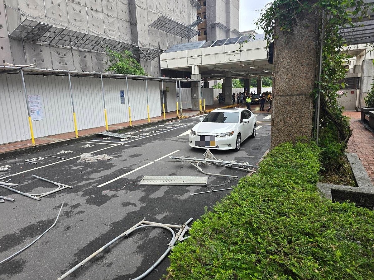 台北市中正區中山南路上的台大醫院外牆施工,21日早上8時許有鷹架倒塌。記者李隆揆/翻攝