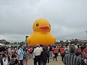 基隆黃色小鴨會轉圈　12月21日消防船帶出場