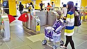 寵物推車搭捷運　各站不同調