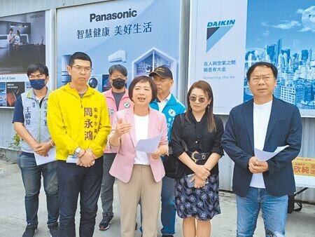 立委何欣純(前右三)等人21日前往台中捷運紅線預定終點站豐原區豐原大道路口視察,市府捷運工程指出,紅線可行性研究案預計25日前決標。(李京昇攝)