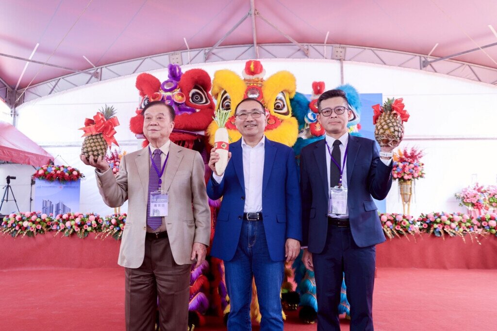 皇翔建設董事長廖年吉（左起）、市長侯友宜、新北市住都中心執行長錢奕綱，出席永和大陳單元3公辦都更案開工典禮。圖／新北市政府