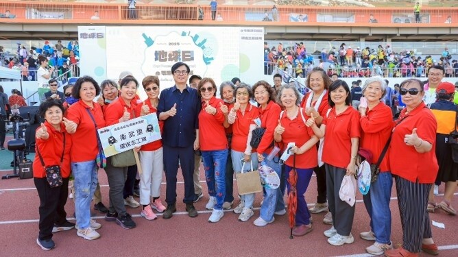 ▲高雄市長陳其邁表示原中正體育場,在邱文傑建築師的構想、市府團隊的努力及議會的監督下,以環保永續為理念進行改造,外圍環保石籠外牆是看台結構拆除而生,未來結合運動中心的多樣設施,成為全民的運動場。