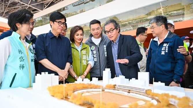 ▲高雄市長陳其邁與多位來賓一起踩踏飛輪發電,呼應「全民綠行動,地球更有力」主題,邀請民眾趁著地球日活動,免費來體驗飛輪,讓健康與環保兩者兼顧。
