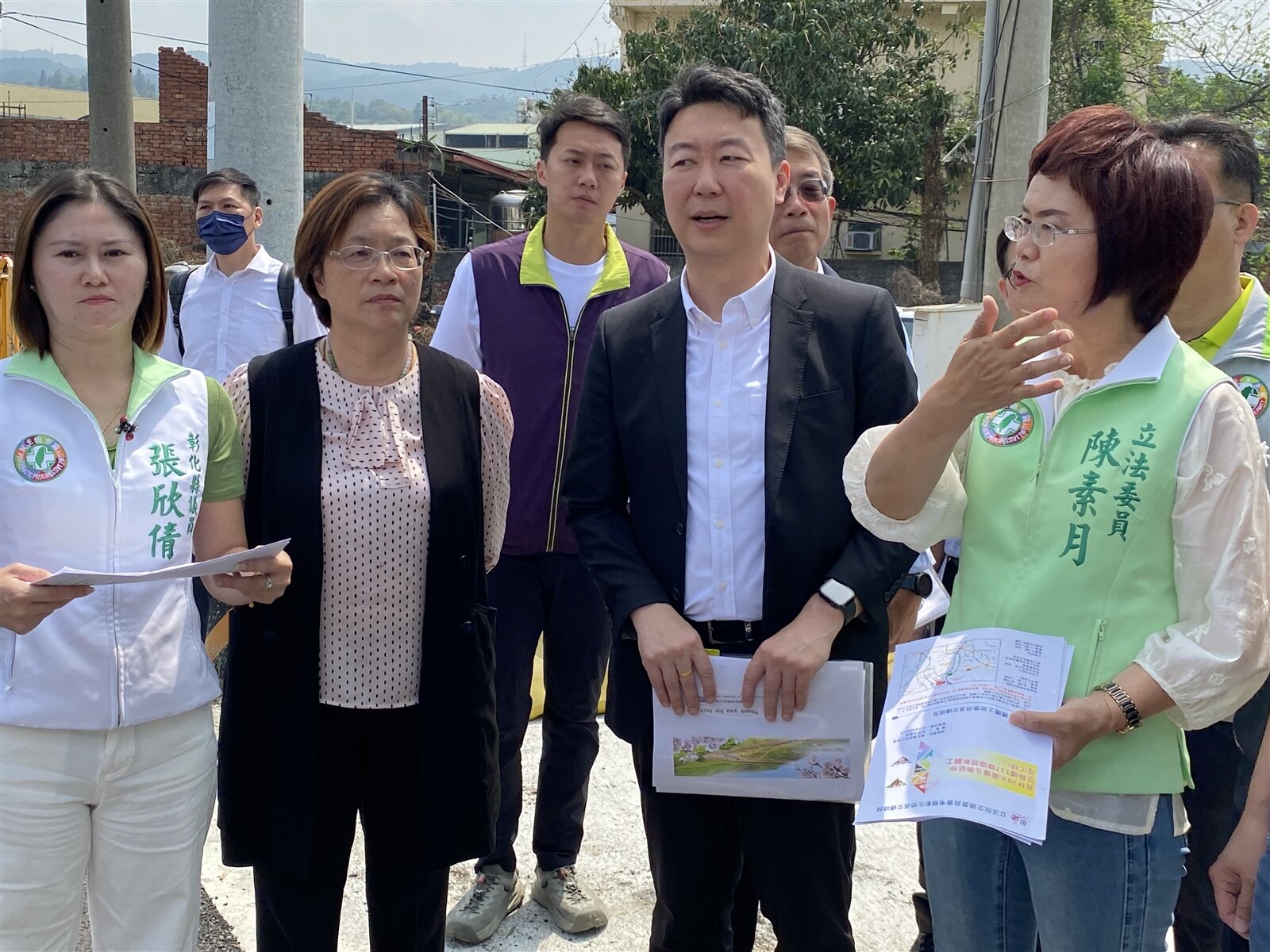 立委陳素月(右一)今天會同交通部長陳世凱(右二)、彰化縣長王惠美(左二)等人,考察員林市大饒路、林厝交流道壅塞改善等交通問題。記者林宛諭/攝影