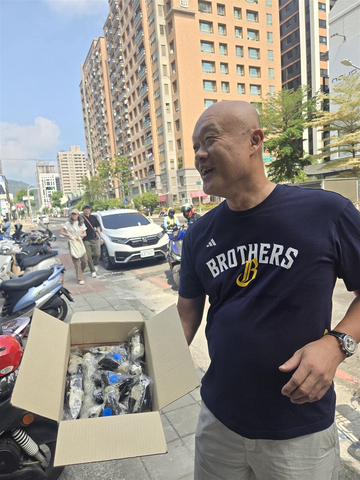 一名男子今天上午到樋口飯糰店表達支持並購買30顆飯糰。記者王勇超/攝影