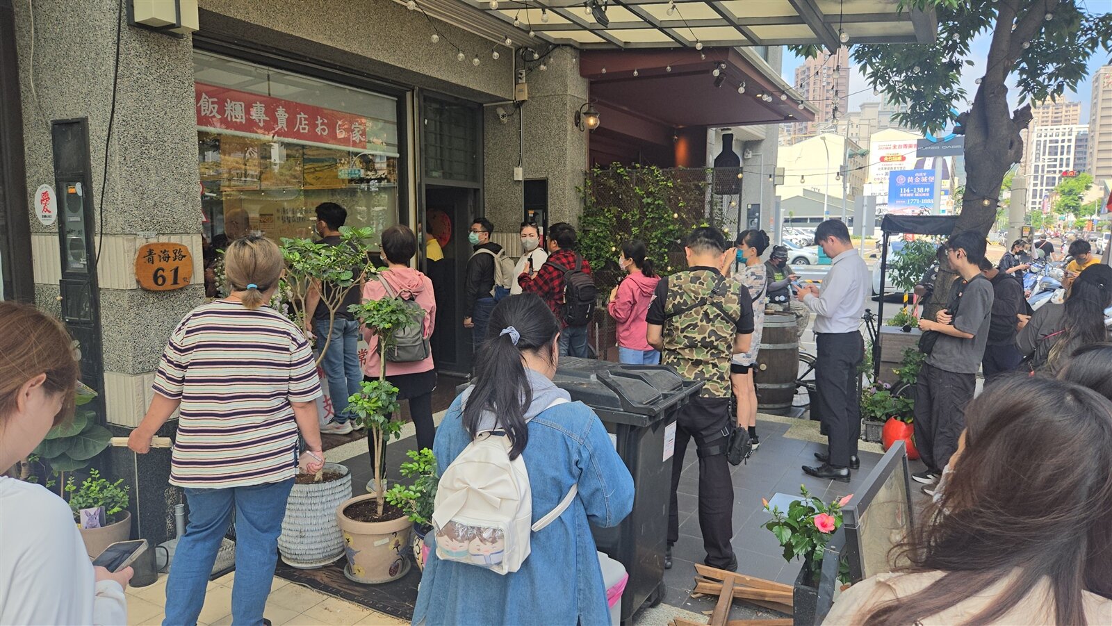 樋口飯糰店今天上午擠滿了來購買飯糰的民眾。記者王勇超/攝影