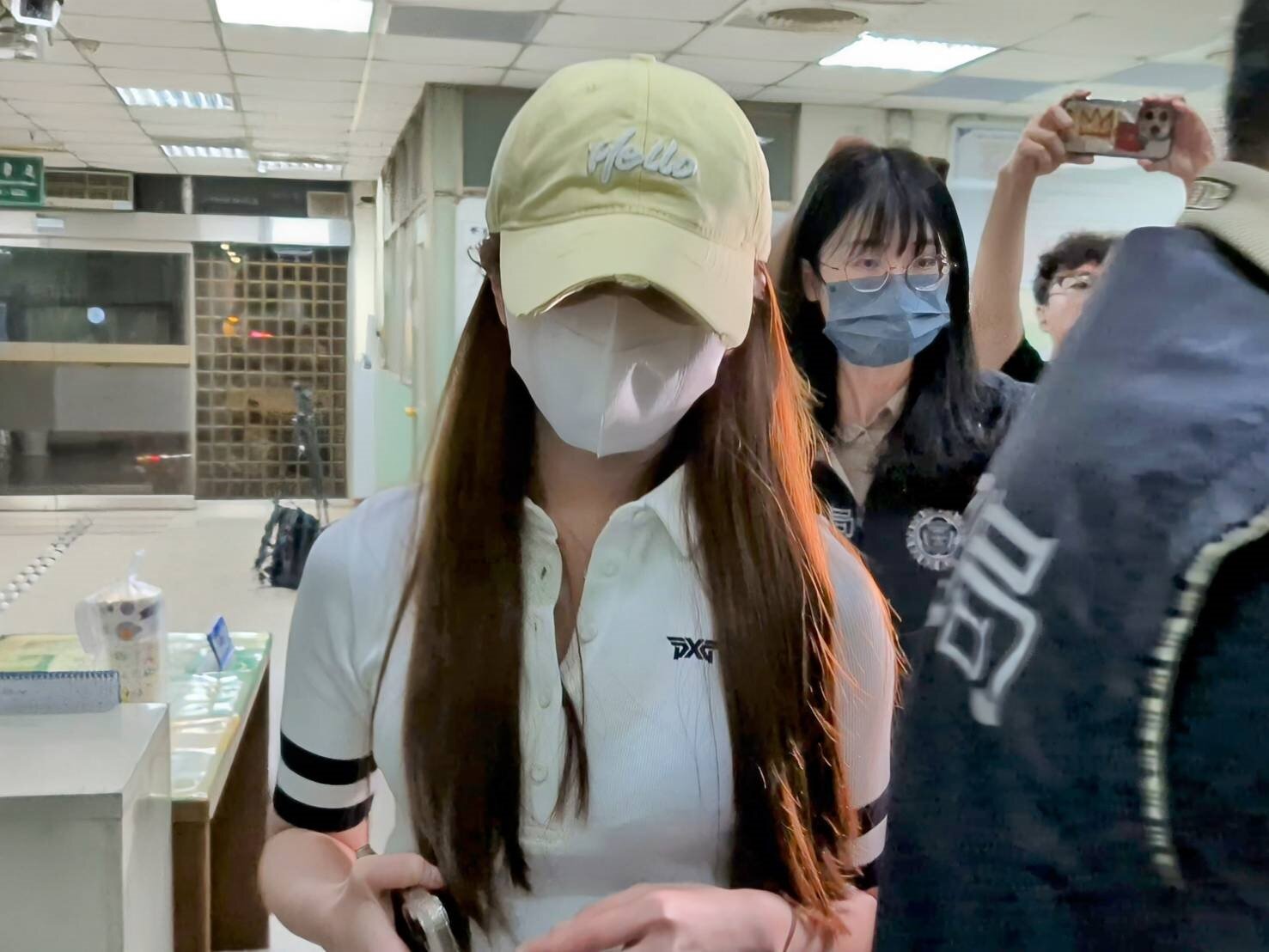 百萬YouTube頻道「眾量級CROWD」創始成員Andy、家寧情侶檔,檢調今依涉犯稅捐稽徵法等罪嫌,搜索頻道母公司「群海娛樂」,稍早家寧妹妹也移送地檢署複訊,訊後家寧以3萬元交保,其父母交保金額檢察官尚未諭知。記者蔣永佑/攝影