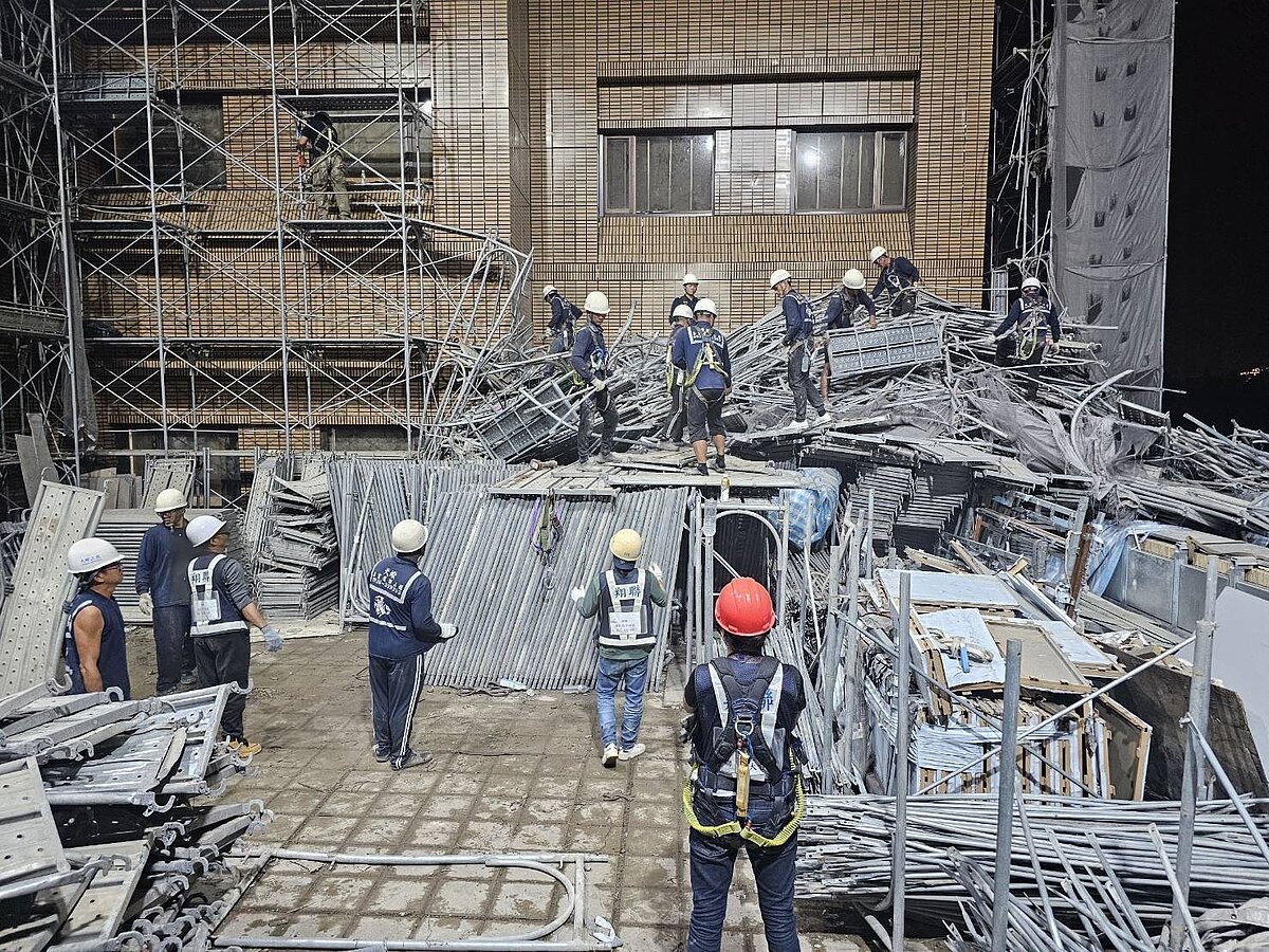 台大醫院院區東址21日一處工程鷹架突倒塌,意外發生後,一名移工失聯。今天凌晨承商連夜進行鷹架移除作業。在凌晨2時許,該名失聯移工被發現壓在3樓施工架中,屍僵明顯死亡。圖/北市府提供