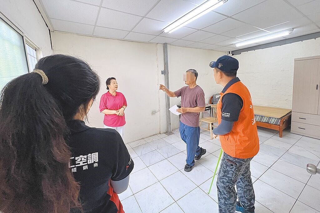 陳姓獨居老人(右二)的房子在大年初一慘遭祝融,屏東海青青弘會協助蓋新家。(民眾提供/羅琦文屏東傳真)