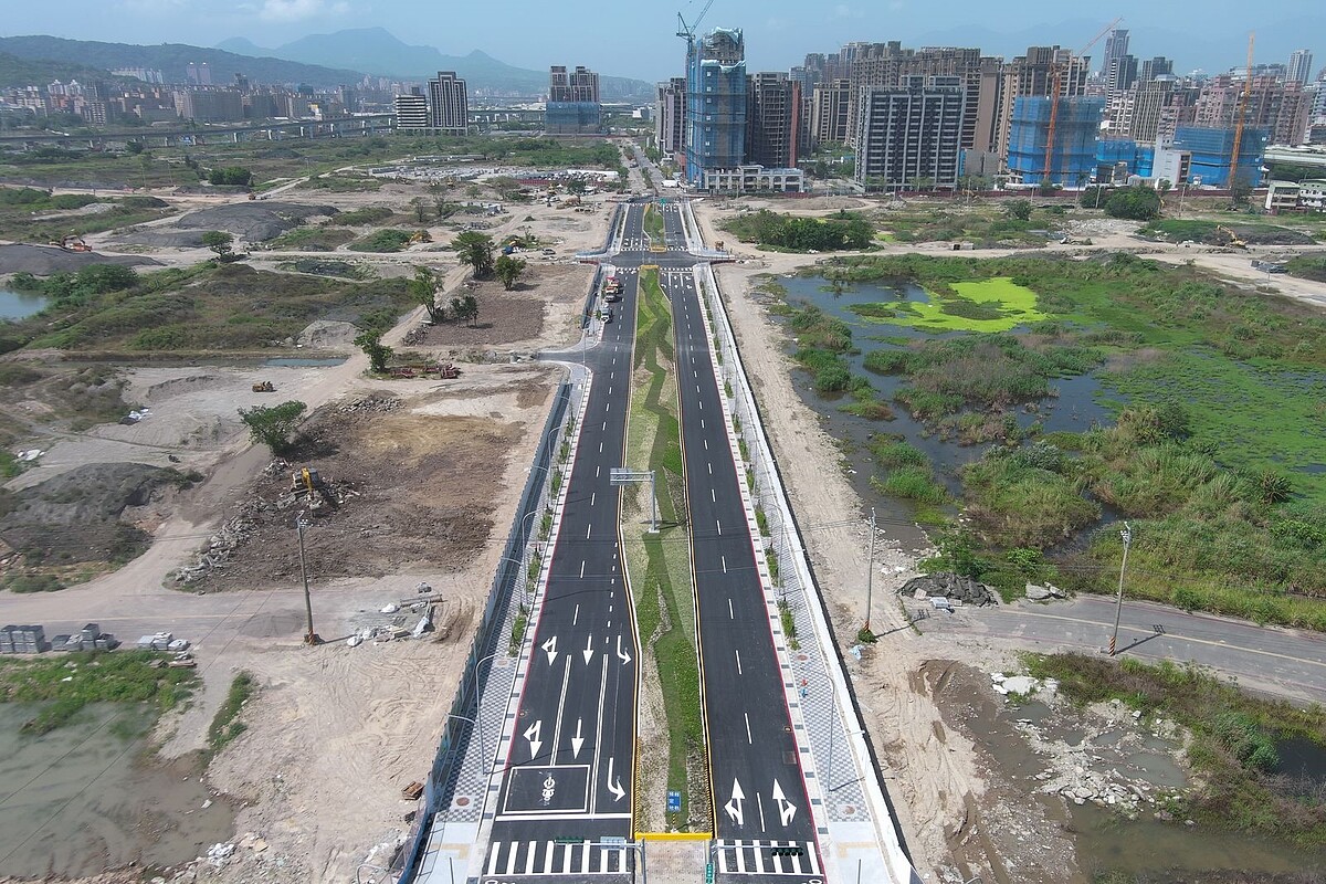 莊泰路中央預留設輕軌預定帶,種植灌木營造景觀廊道。圖/新北市地政局提供