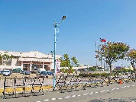 如臨大敵國民黨19全明日將在台中港區綜合體育館舉行,警方已提前在體育館外圍架設拒馬,封鎖部分路段。(趙麗妍攝)