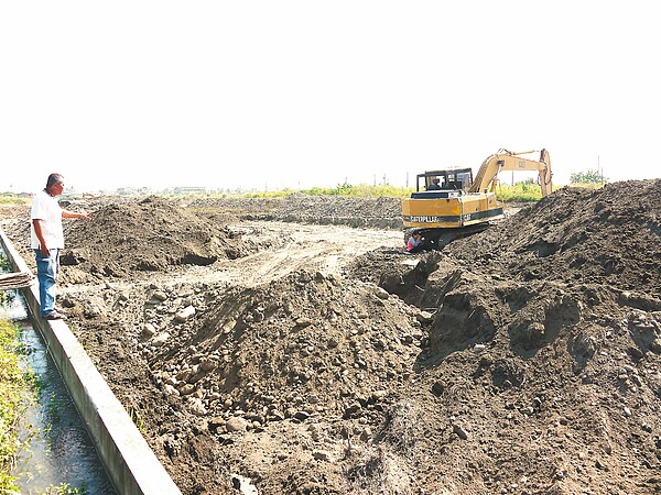 美濃吉安重劃區的農地遍布礫石,農民找來挖土機整地,卻引來主管機關稽查。 記者徐白櫻/攝影