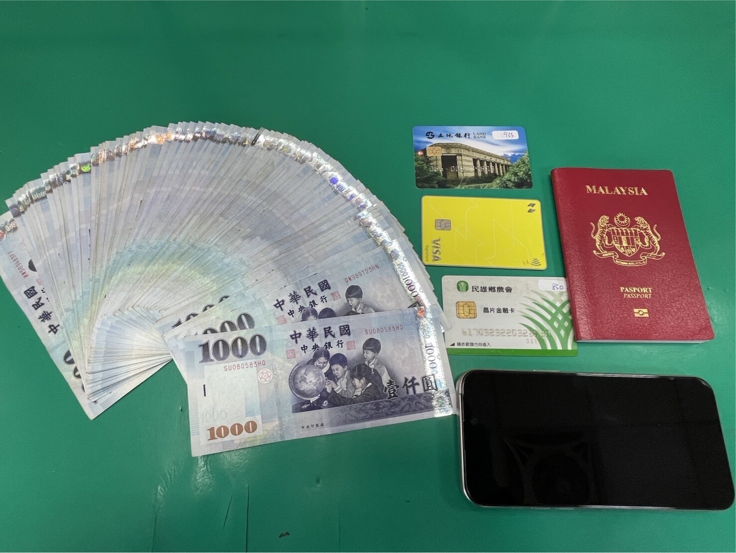 桃園警民合作,順利逮捕該名馬來西亞籍車手。圖:讀者提供