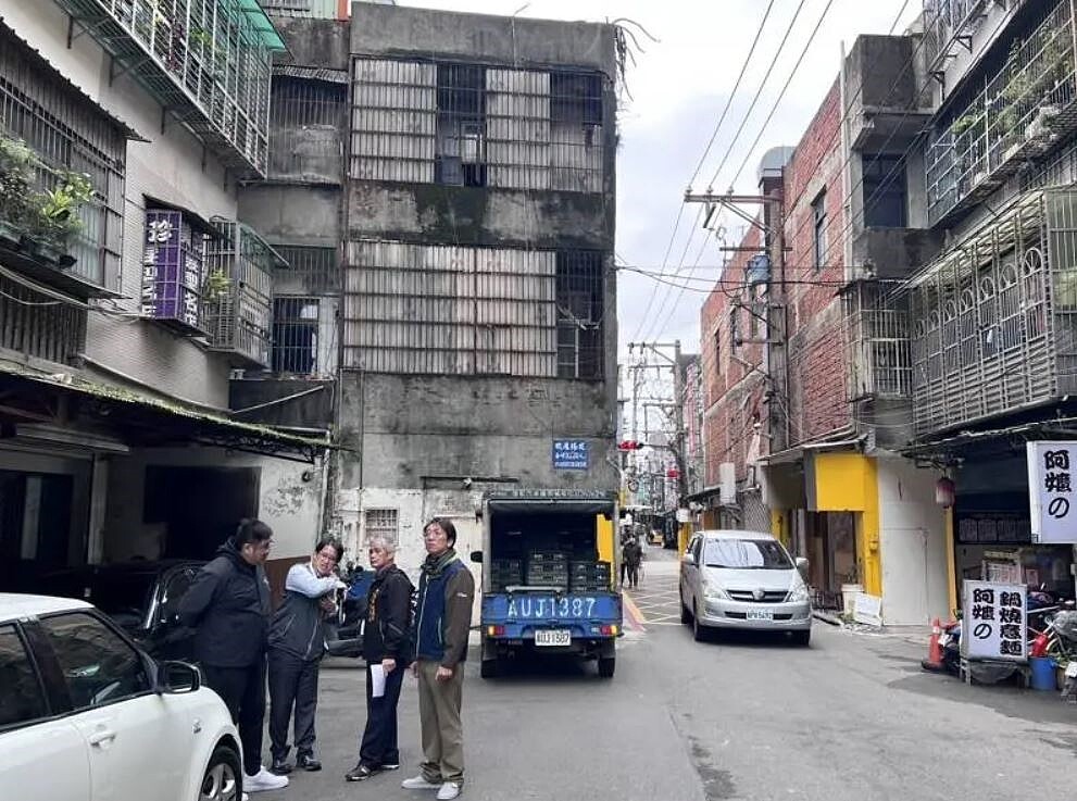 鳳鳴重劃區聯外道鶯桃路與鳳吉四街口一處合法建物成為道路長年交通瓶頸。圖/議員蘇泓欽提供