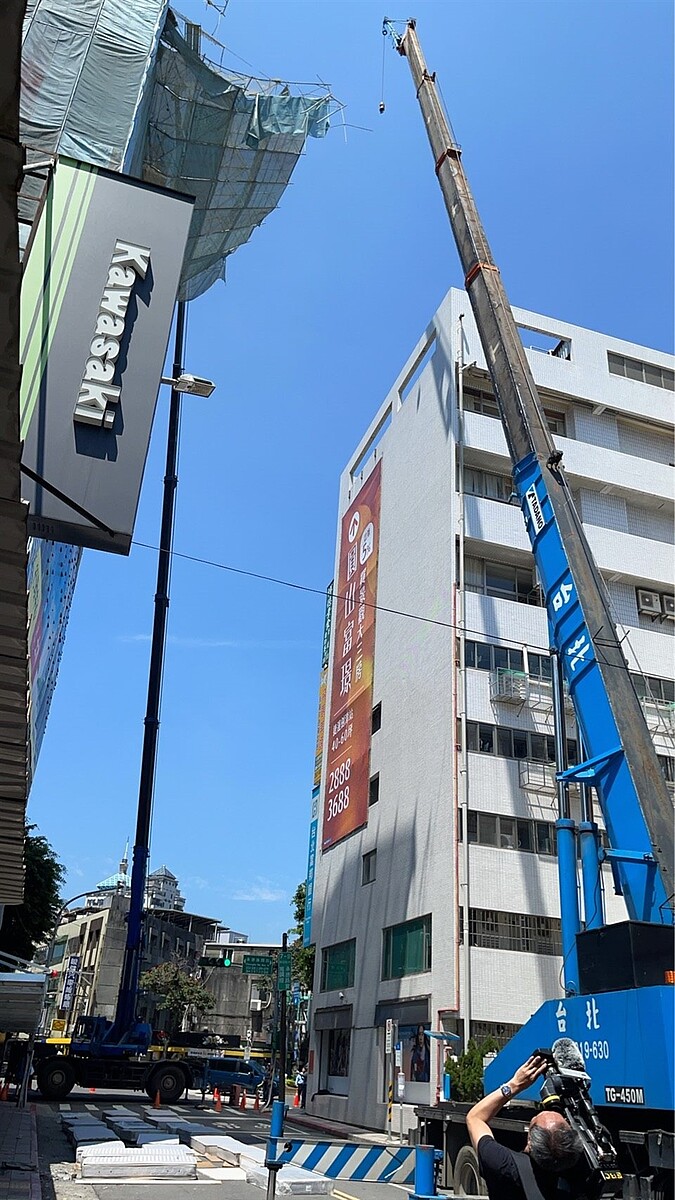 北市士林區承德路四段318號一處建築工地,今(22)日上午發生施工鷹架傾斜事件。圖/建管處提供