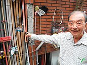 磁磚剝落10幾年　到後院要戴安全帽